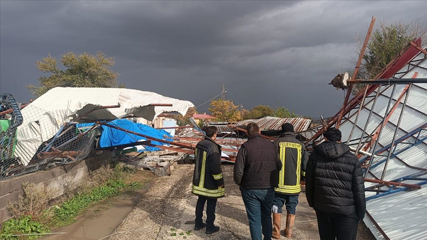 Osmaniye'de fırtına, ahır ve tarım arazilerine zarar verdi 