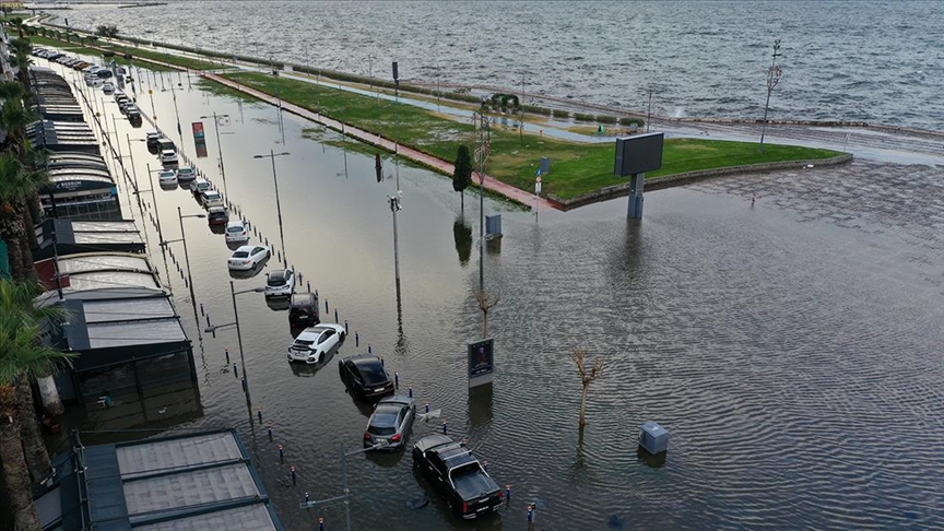 Nakon obilnih kiša: Porastao nivo mora, poplavljene ulice u više regija Izmira