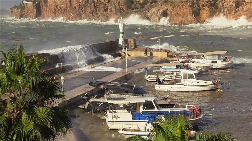 Stuhi në Antalya, valë të mëdha goditën zonën bregdetare 
