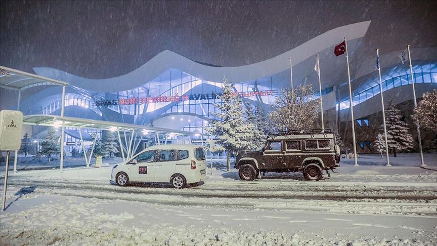 Sivas'ta kar yağışı etkili oldu 