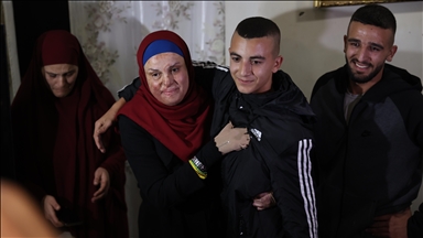 وصول الأسيرة الفلسطينية إسراء الجعابيص إلى منزلها بالقدس 