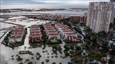 Туркије: По обилните дождови покачено нивото на морето, поплавени улици во повеќе подрачја на Измир