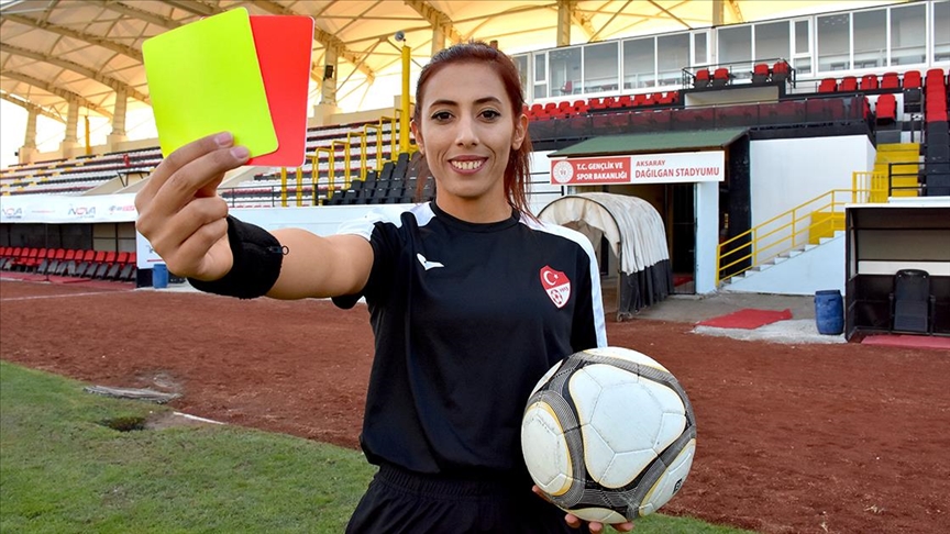 Kadın futbol hakemi "yapamazsın" diyenlere inat yıllardır yeşil sahalarda düdük çalıyor