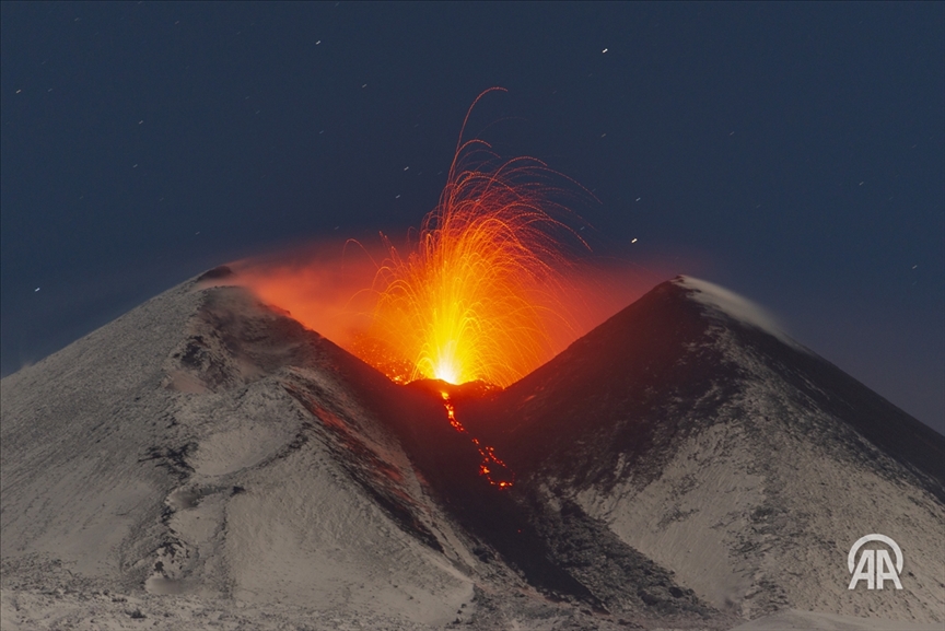 Etna u Italiji ponovno izbacuje pepeo i lavu