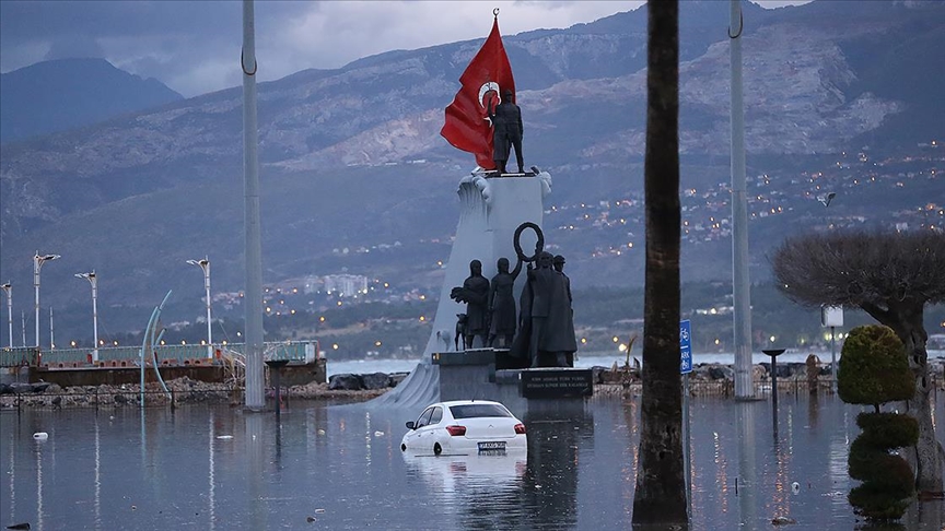 Hatay'ın İskenderun ilçesinde sağanak ve kuvvetli rüzgar hayatı olumsuz etkiledi