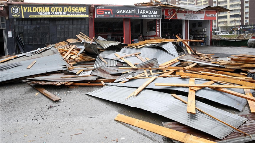 Li Mûş û Hekariyê bayê gur baniyên hin avahî û kargehan firandin