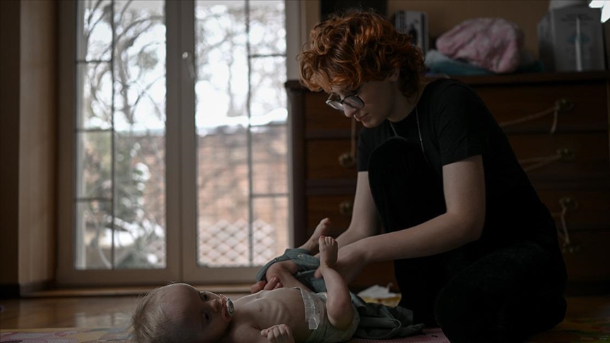 Украинка помогает пострадавшим от войны детям 