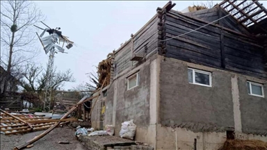 Samsun'da şiddetli rüzgar çatıları uçurdu
