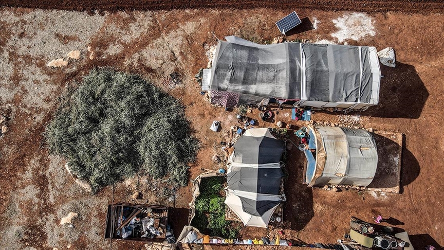 İdlib'deki çadır kamplarda yaşayan siviller, kışa plastik ve karton toplayarak hazırlanıyor