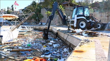 Antalya'da yağış ve fırtınanın etkilediği alanlarda temizlik çalışması yürütüldü