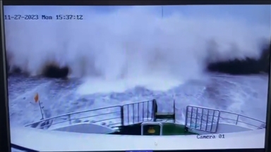 Trabzon'daki fırtınada otomobil ve vatandaşların dalgalardan kurtulması kameraya yansıdı