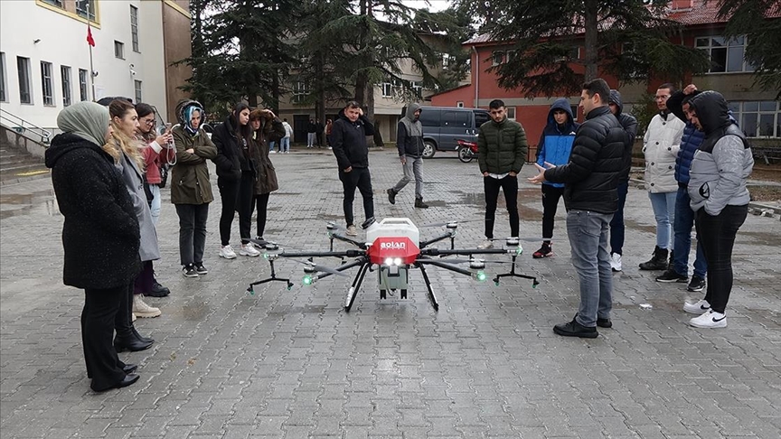 Burdur'da tarım lisesi öğrencileri zirai dron eğitim alıyor