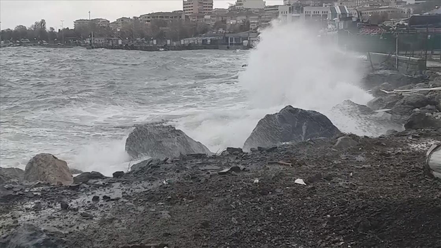 إسطنبول تشهد عاصفة تؤثر سلبا على الحياة