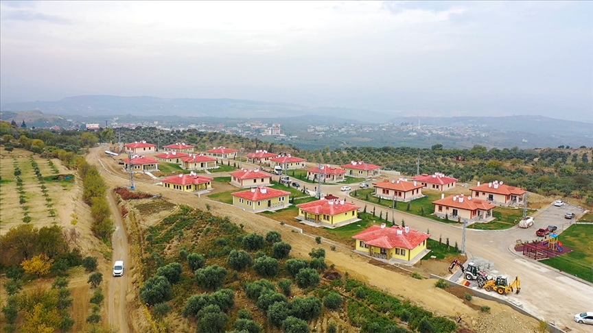 Hatay'da depremzedeler için yapılan köy evleri havadan görüntülendi