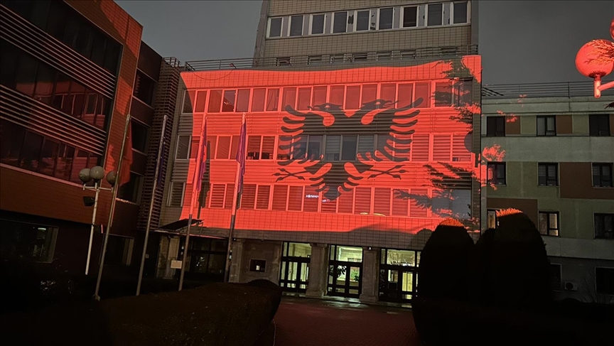 Kosovë, Presidenca dhe Qeveria ndriçohen në kuq e zi për nder të 28 Nëntorit