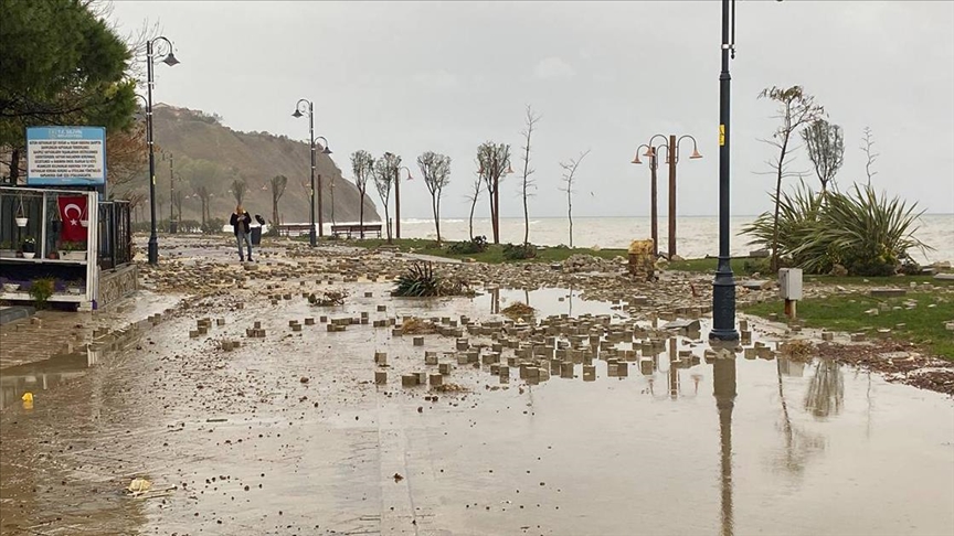 İstanbul'da fırtına ve sağanak hayatı olumsuz etkiliyor