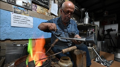Manisa'da 58 yıllık teneke ustası, zanaatını yaşatmaya çalışıyor
