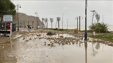 İstanbul'da fırtına ve sağanak hayatı olumsuz etkiliyor
