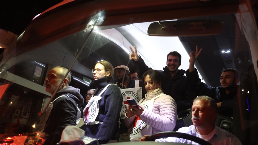 الدفعة السادسة من صفقة التبادل.. إسرائيل تفرج عن أسرى فلسطينيين