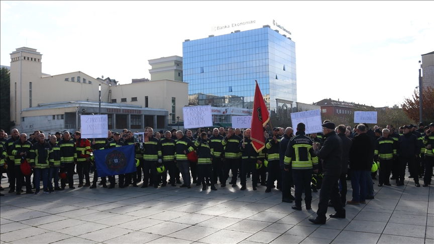 Kosovë, qindra zjarrfikës protestuan para Qeverisë