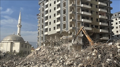 Hatay'da depremlerde ağır hasar alan 3 bina kontrollü yıkıldı