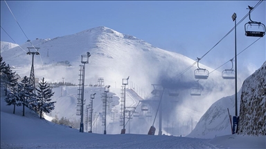 Kayak merkezlerinde en fazla kar kalınlığı 92 santimetreyle Palandöken'de ölçüldü