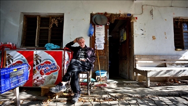 Baba mirası 64 yıllık köy bakkalının kapanmaması için tezgahın başına geçti 