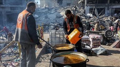 غزة.. العدس وجبة مجانية لـ500 أسرة نازحة بمستشفى شهداء الأقصى 