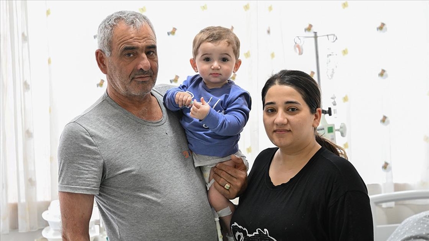 Böbrekleri ve mesanesi taşla dolu Azerbaycanlı bebeğe İzmir'de kritik müdahale