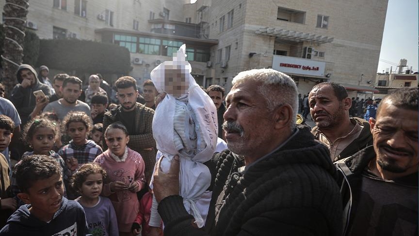 فلسطيني يعرض جثمان حفيده: الأطفال بنك أهداف نتنياهو