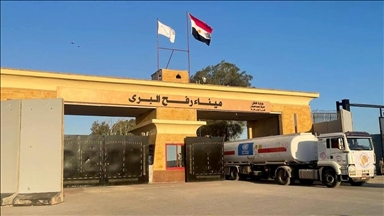 Izraeli ndalon kamionët e ndihmave humanitare për në Gaza pas nisjes së sulmeve të reja