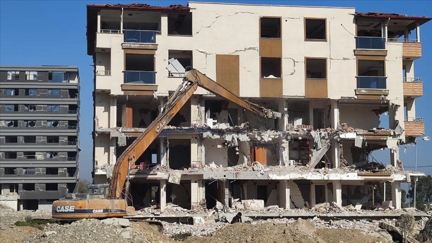 Hatay'da depremlerde ağır hasar alan 4 bina kontrollü yıkıldı