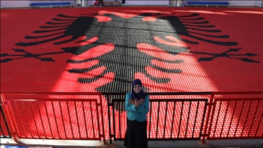 Kosovarka pokušava oboriti Guinnessov rekord sa origami mozaikom albanske zastave