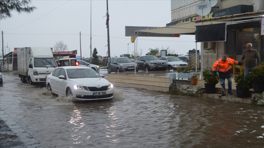 Balıkesir’de sağanak hayatı olumsuz etkiledi