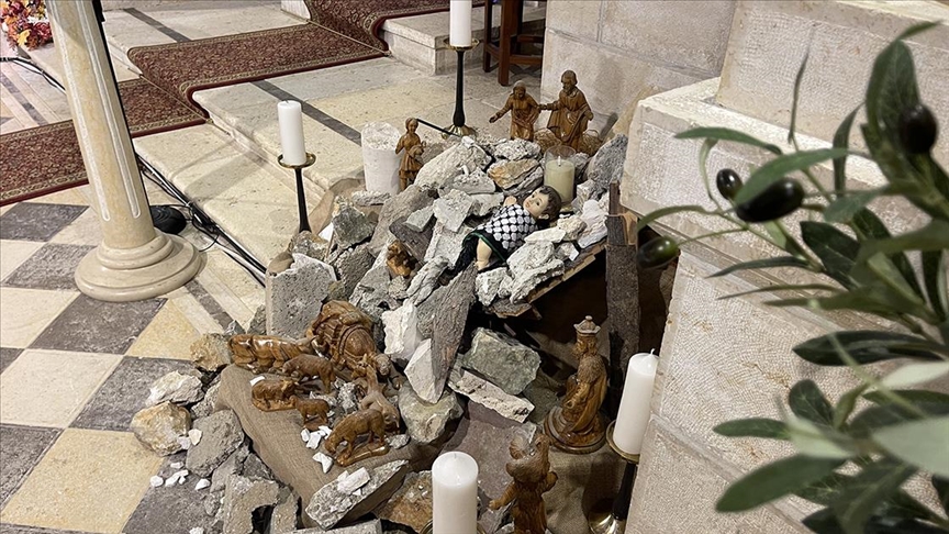Filistin'de bir kilise Gazze’deki saldırılar nedeniyle bu seneki Noel ağacını "enkazdan" yaptı
