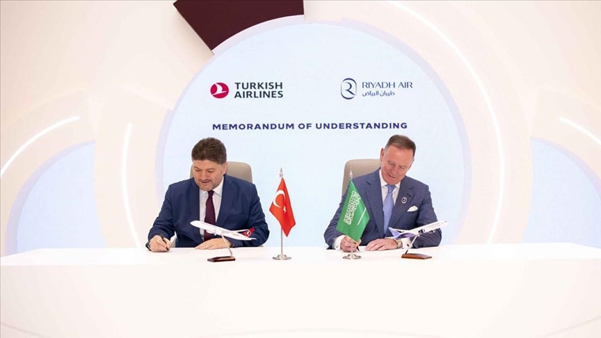 الخطوط التركية وطيران الرياض توقعان اتفاقية تعاون