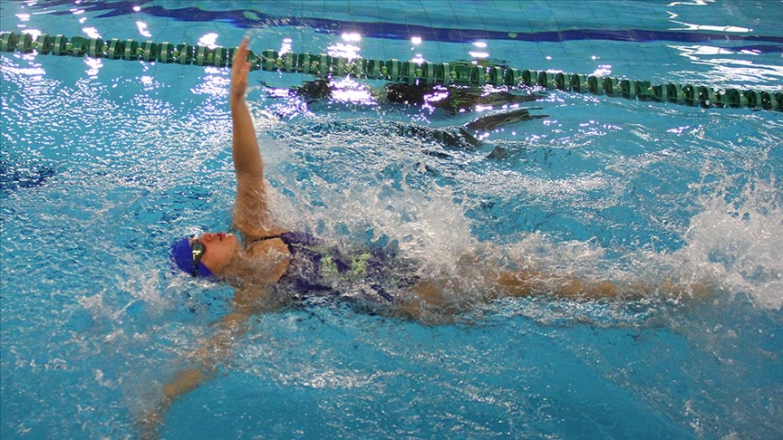 Görme engelli yüzücü Cemre yeni şampiyonluklara kulaç atmak istiyor
