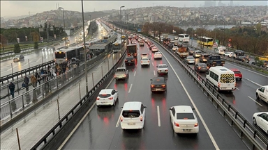 İstanbul'da haftanın ilk iş günü ulaşımda aksamalar yaşanıyor