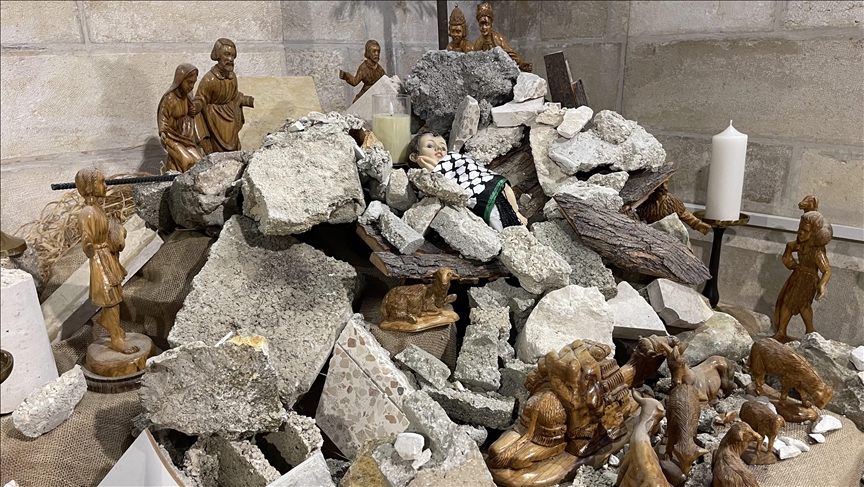 Church in Palestine decorates Christmas tree using debris due to Israel’s attack on Gaza