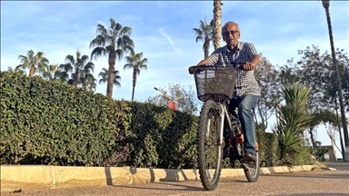 Mersin'de 82 yaşındaki muhtar, mahallesindeki eksikleri bisikletiyle dolaşarak belirliyor