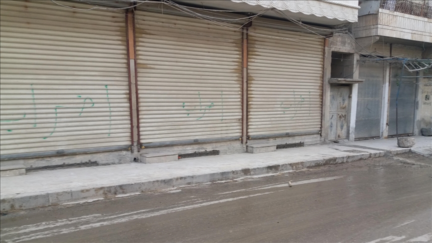 Dikandarên Minbicê bi girtina derabeyên xwe xeraca ku PKK/YPG bi navê "bacê" ji wan distîne protesto kirin