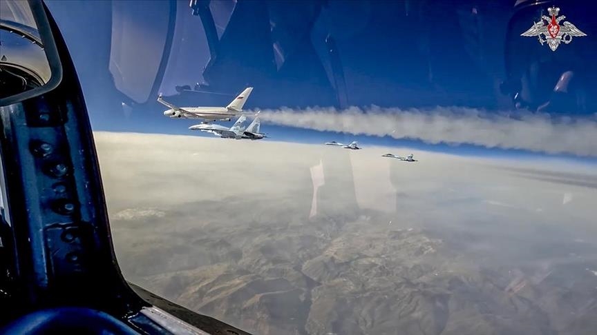 Авионот на Путин придружуван од четири руски борбени авиони Су-35 на пат кон ОАЕ