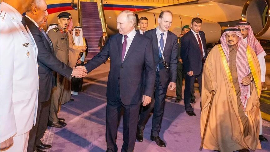 Poutine arrive à Riyad après l'escale d'Abou Dhabi