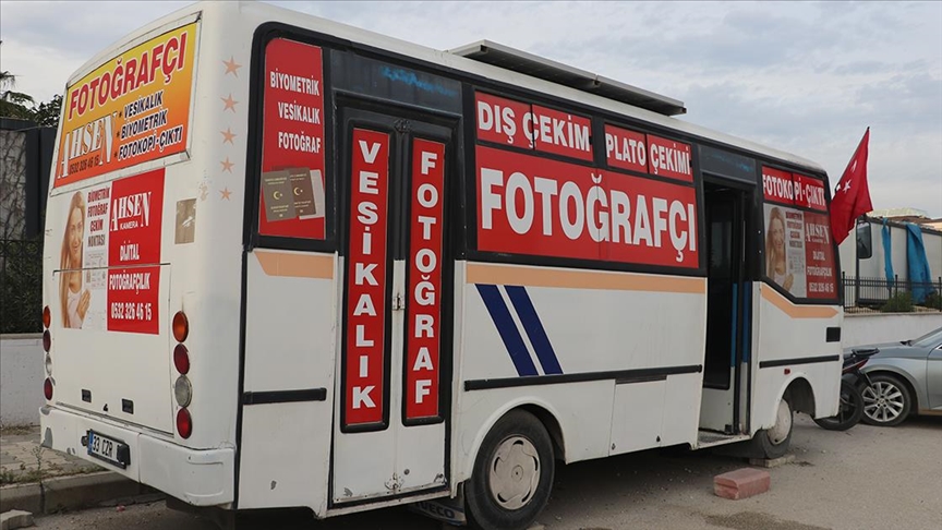 Depremde iş yeri yıkılan fotoğrafçı, stüdyoya dönüştürdüğü midibüste işini sürdürüyor