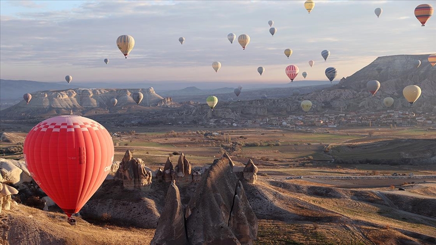 Kapadokya'da 36 yıl önce 5 kişinin uçuşuyla başlayan sıcak hava balonculuğu turizmin lokomotifi oldu