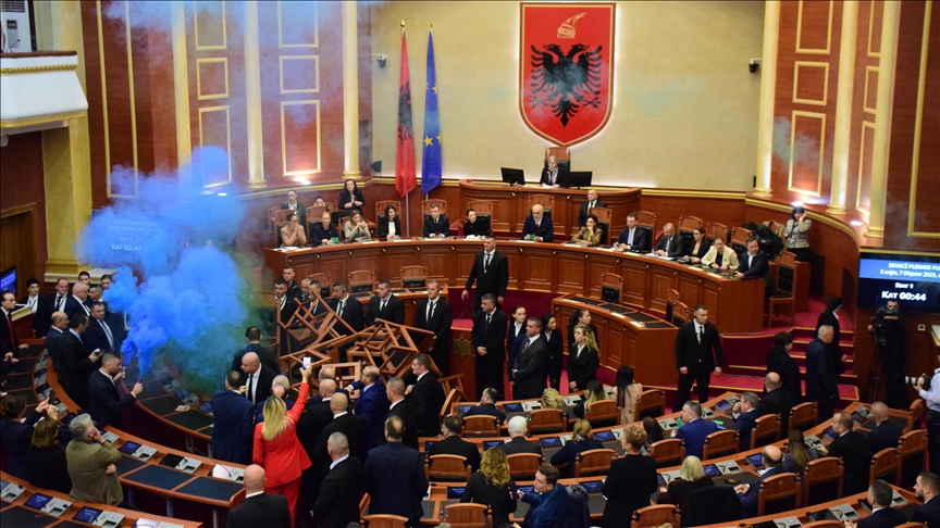 Продолжуваат тензиите во Парламентот на Албанија