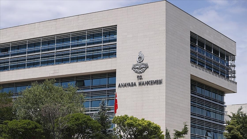 Anayasa Mahkemesi, TCK'deki "örgüt üyesi olmamakla birlikte örgüt adına suç işleme" suçunu düzenleyen hükmü iptal etti