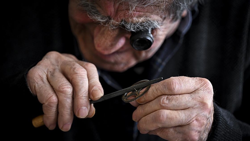 "Zamanın efendisi" saat tamirciliği zanaatını yeni nesillere aktarmak istiyor