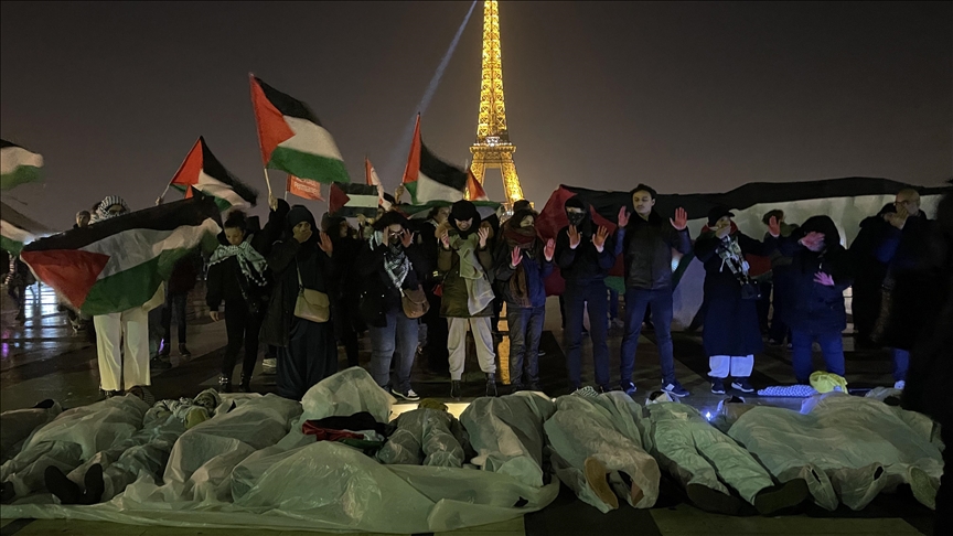 Parisliler, İsrail'in Gazze'de katlettiği sivilleri temsilen yere uzanarak eylem yaptı