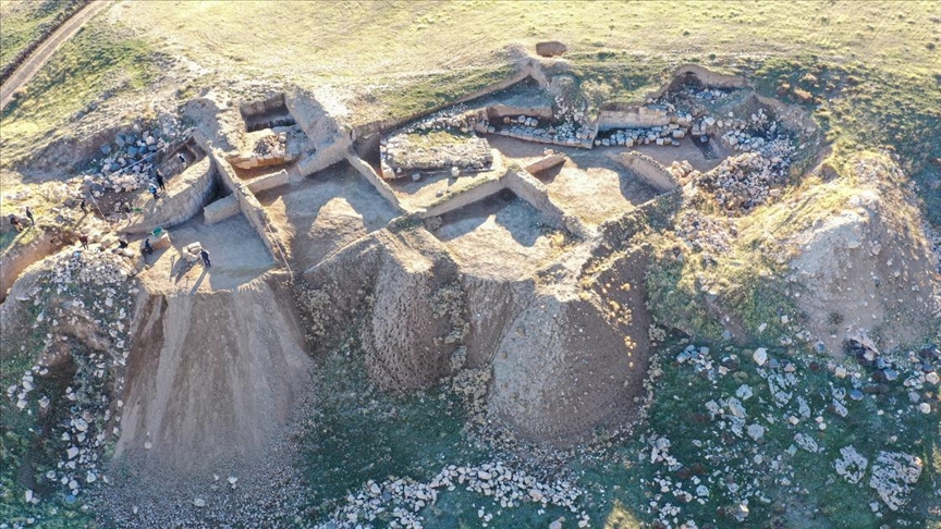 Zernaki Tepe kazılarında antik kentin krokisinin yer aldığı kerpiç parçaları bulundu